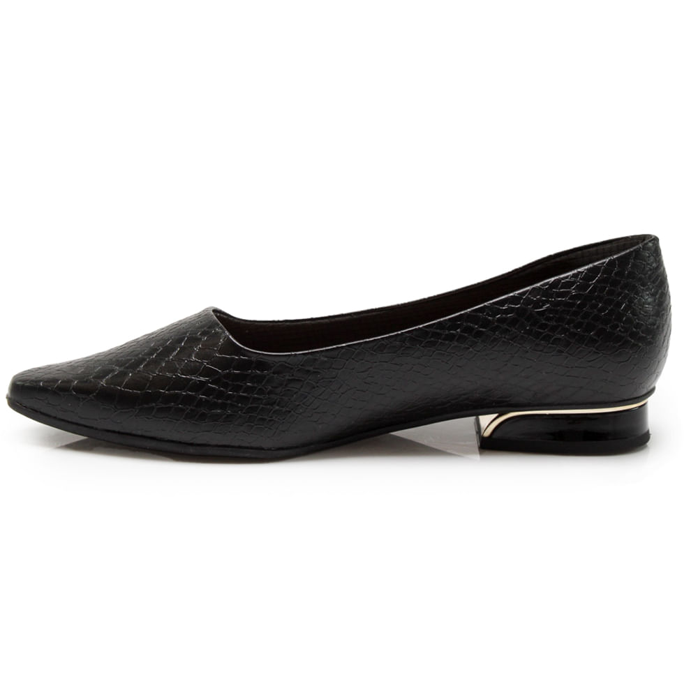 Sapato Piccadilly croco preto vista lateral esquerda destacando textura e salto baixo metalizado
